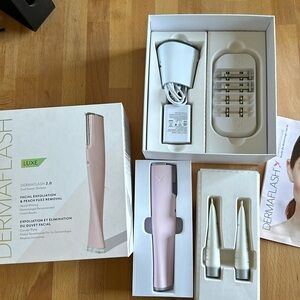 Dermaflash LUXE Sonic Dermaplaning + Peach Fuzz Removal Set